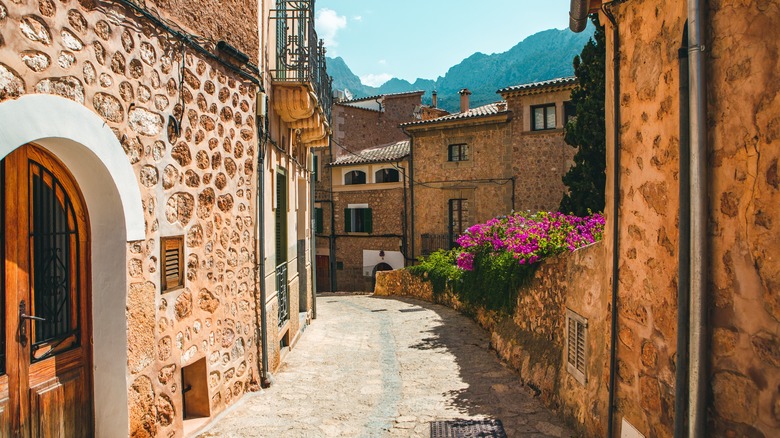 winding street in Mallorca
