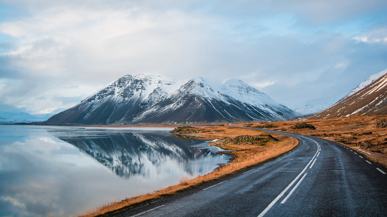 Road extends into Icelandic outback.