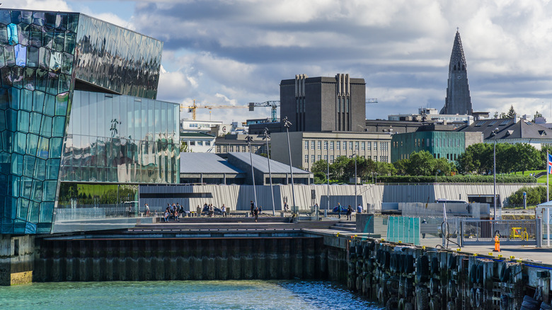 Builds crowd Reykjavik's seaport.