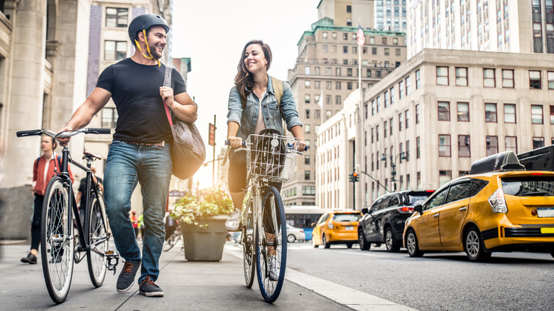 couple riding bikes in new york