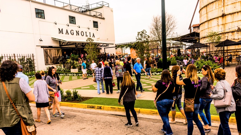 Magnolia store with shoppers