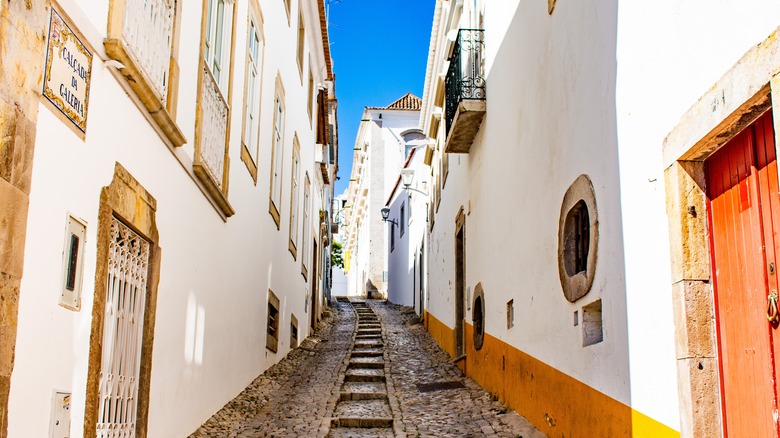 cobblestone streets and whitewashed buildings