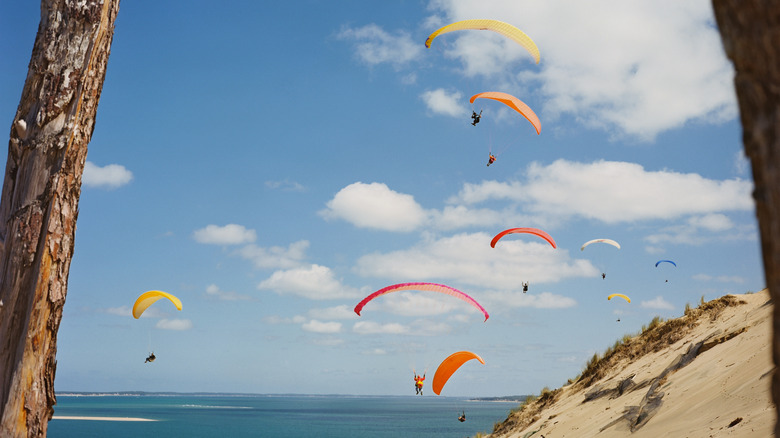 Paragliding people dune of Pilat