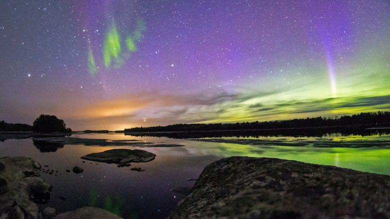 northern lights over voyageurs