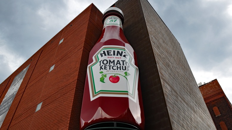 Front of the Heinz History Center.