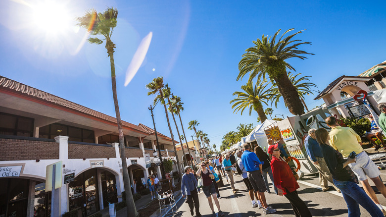 A busy shopping street in Naples, Florida.