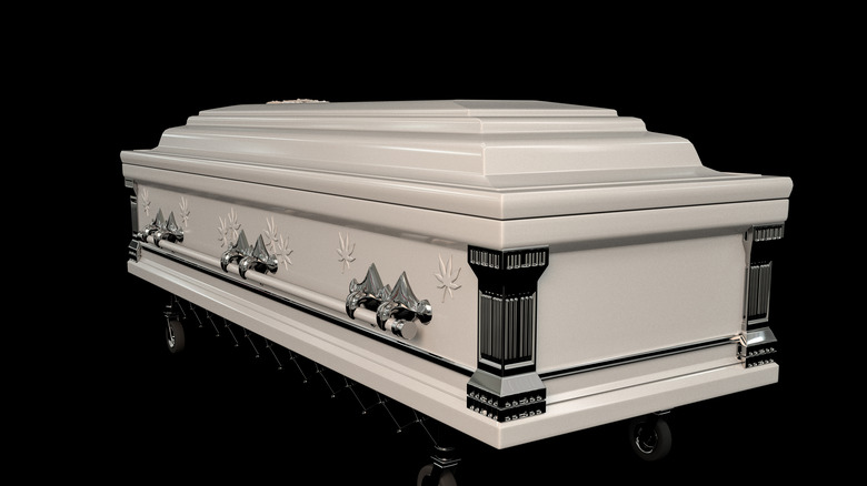 Closed casket