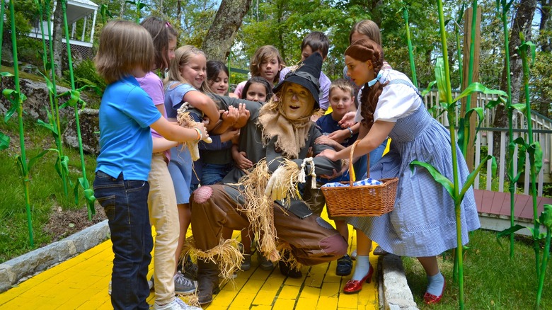 Children meeting the Scarecrow and Dorothy 