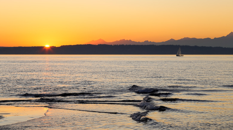 beach sunset behind mountains