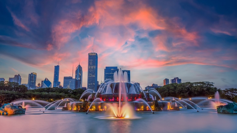 Buckingham Fountain at sunset in Chicago