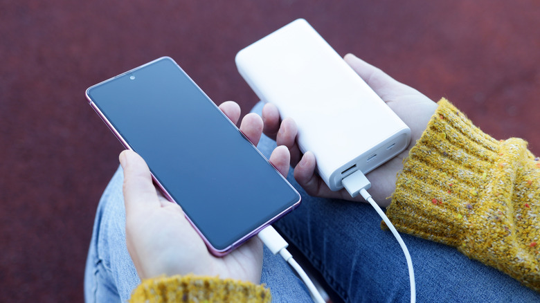 charging smartphone with power bank