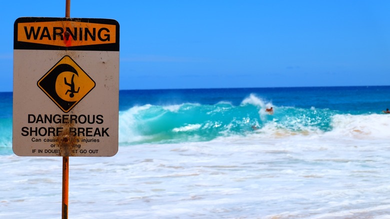 Hawaii dangerous shore break sign