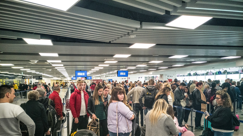 Hundreds of travelers lining up for screening at airport