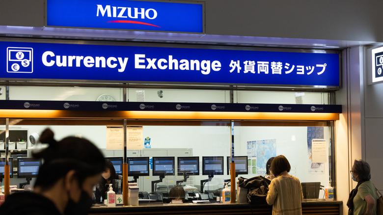 Currency exchange kiosk