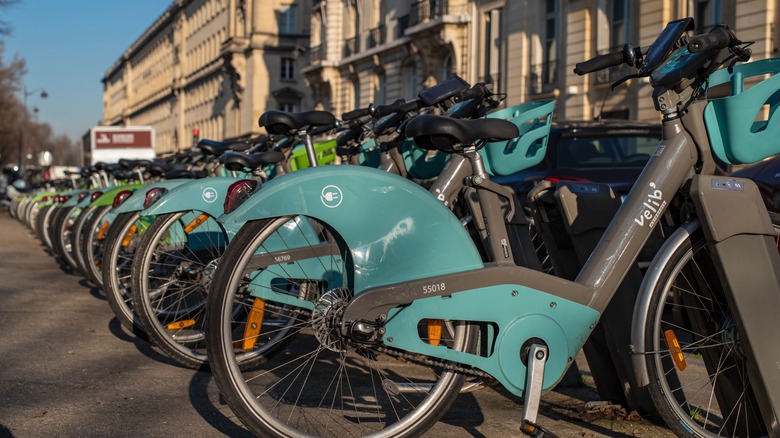 Bikes in Paris lined up
