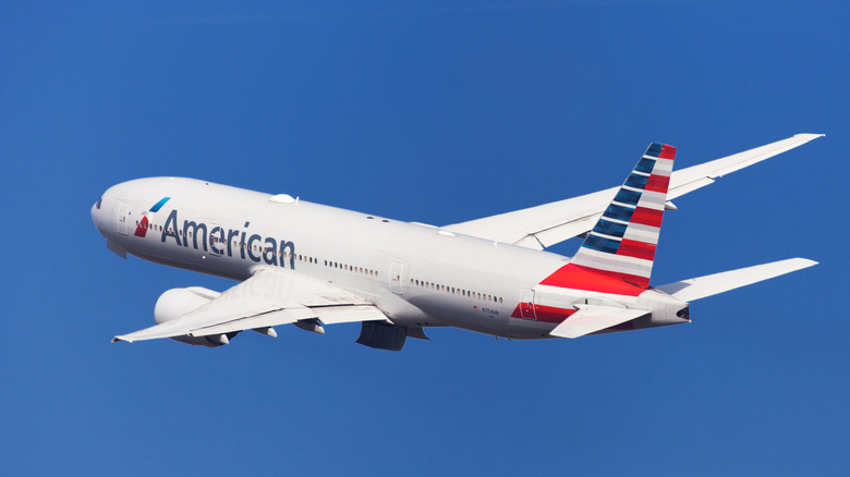 american airlines airplane flying