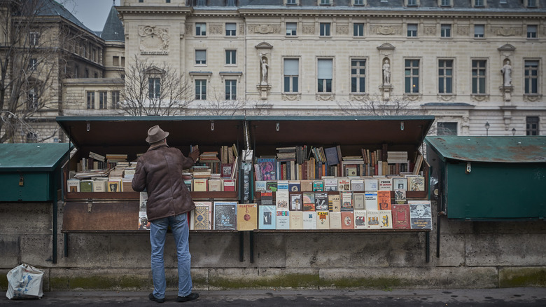 Bouquinistes stall