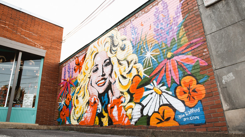 mural of icon Dolly Parton