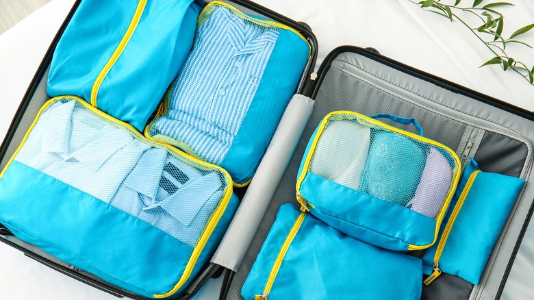 Colorful packing cubes 