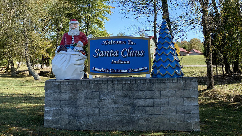 Santa Claus, Indiana town sign