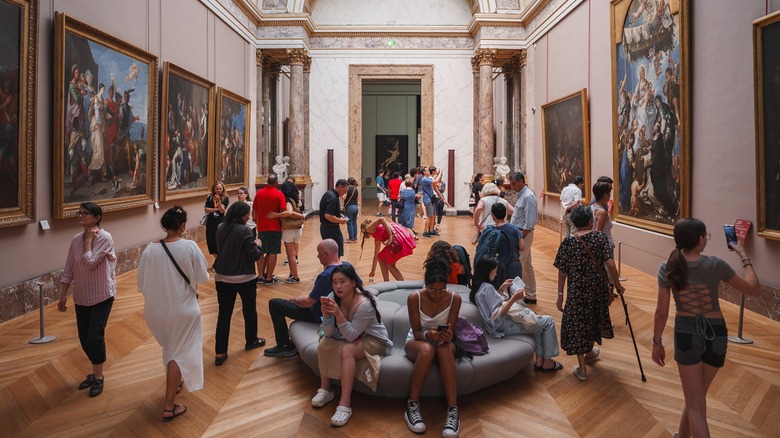 Louvre interior crowd paintings