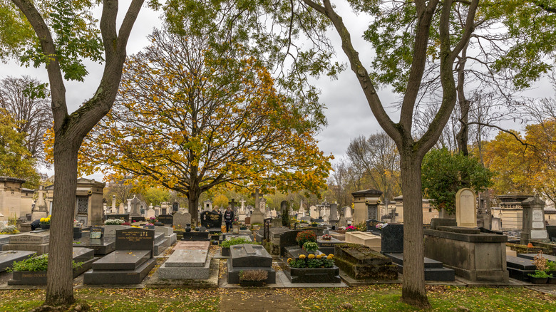 Cimetière du Père-Lachaise cloudy day