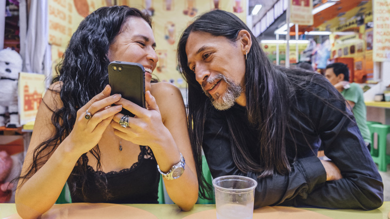 couple with phone in Mexico