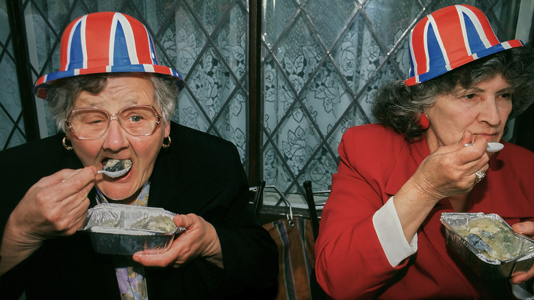 Old women eating jellied eels