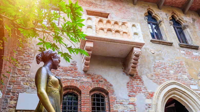 Juliet statue and balcony