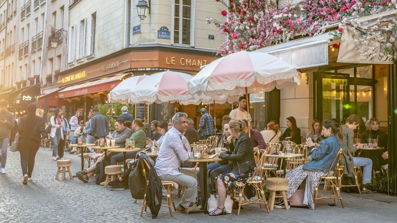 diners at Parisian cafe