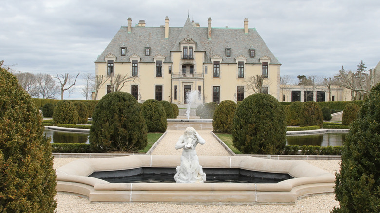 Exterior of Oheka Castle and fountain