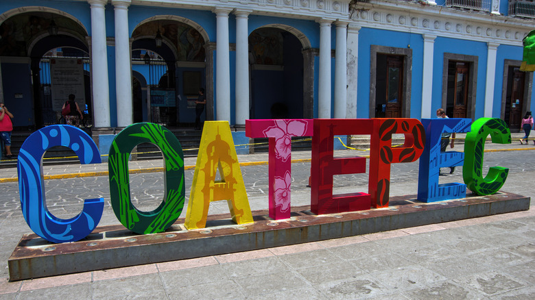 Coatepec sign near blue building