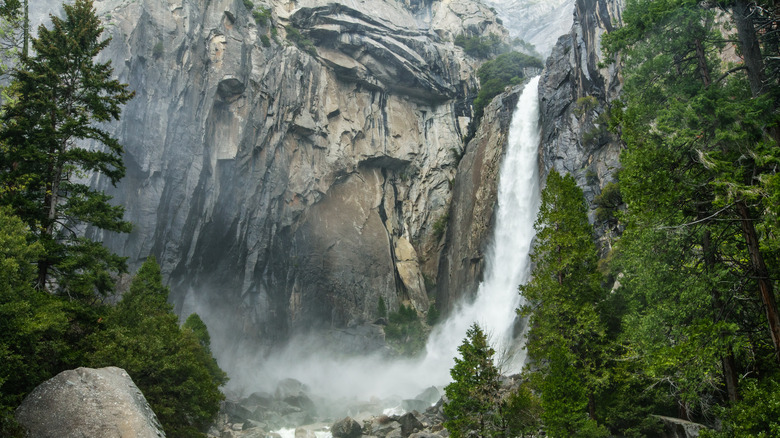 Lower Yosemite Falls daytime