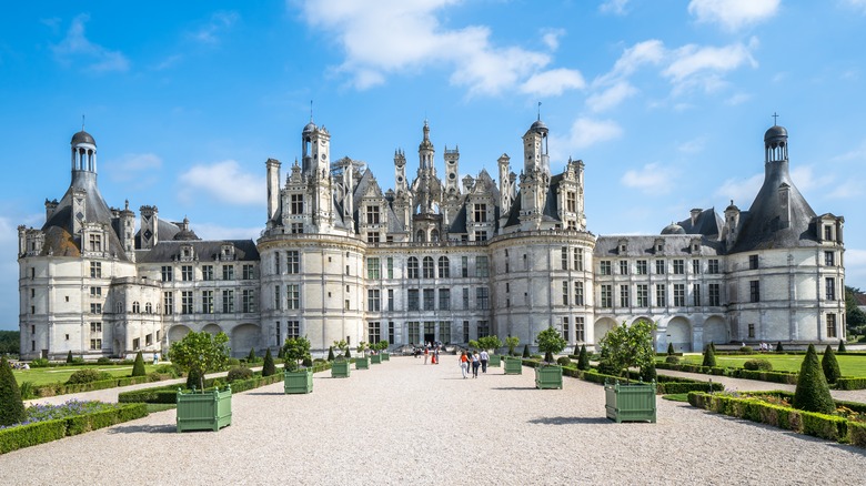 Château de Chambord with visitors