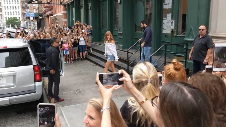 Taylor Swift walks on Franklin Street 