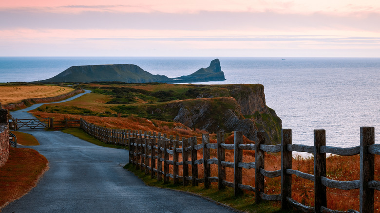 road to rhossili bay and worms head wales