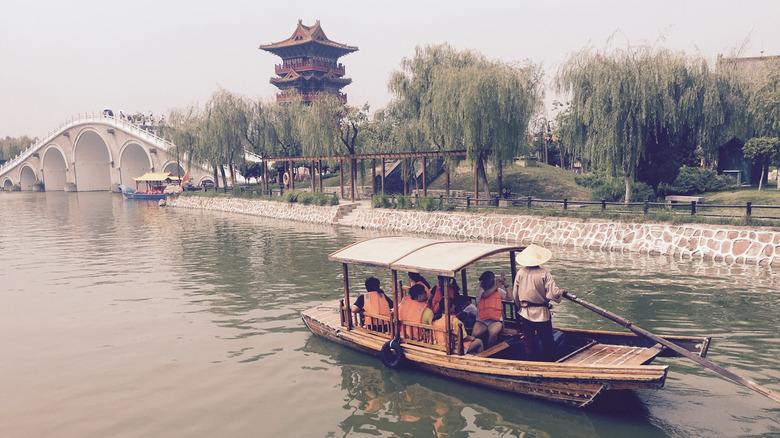 Boat on the river at Millennium City Park