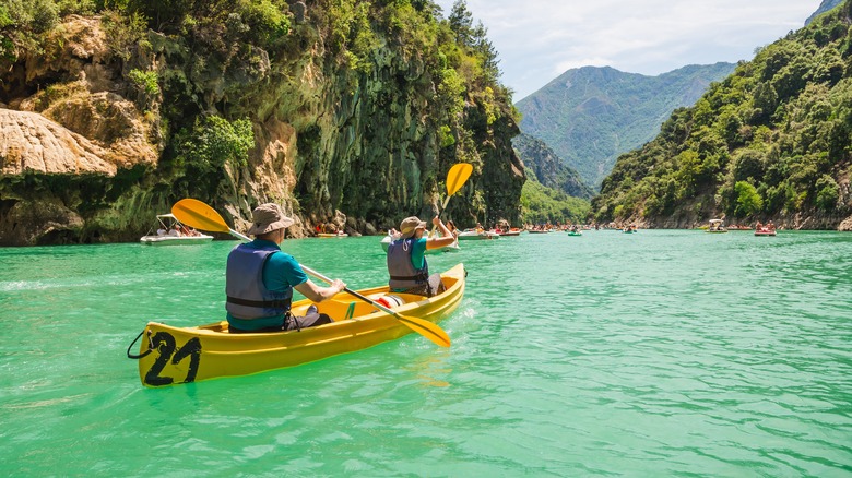 Couple paddles canoe in Verdon