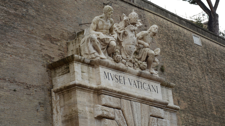 Sculpted entryway for Vatican Museums