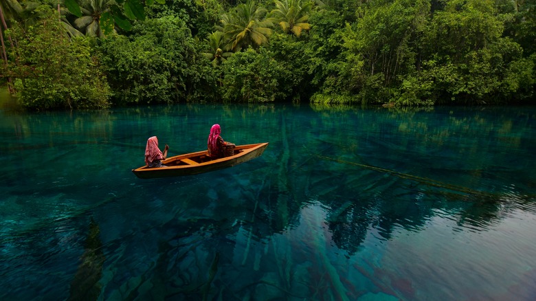 Women boating in Paisu Pok Lake