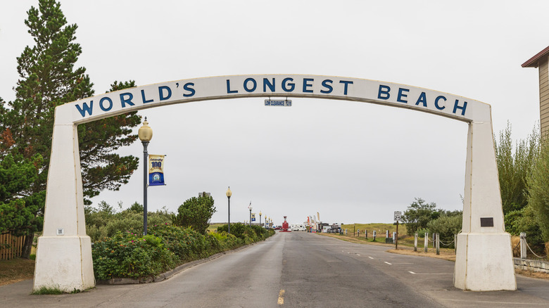 Sign reading World's Longest Beach at Long Beach Washington