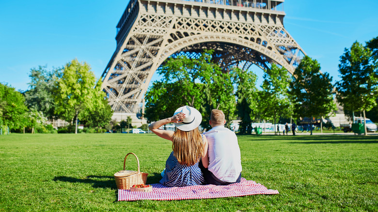 Couple picnicking at the Eiffel Tower