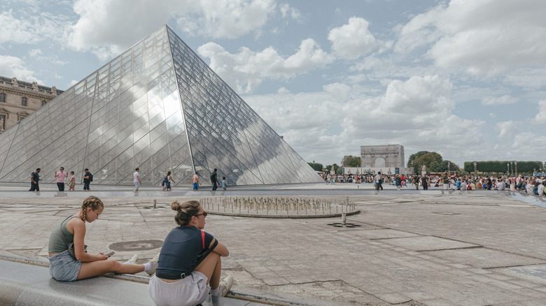 people by Louvre museum