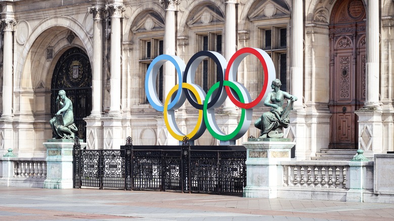 Olympic rings outside Hôtel de Ville 