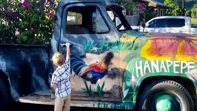 Person painting in Hanapepe, Kauai