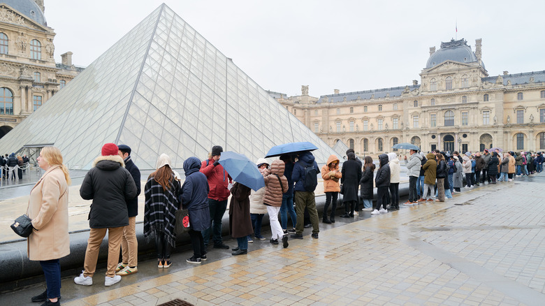 long queue at the Louvre