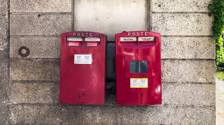 Red Poste Italiane boxes