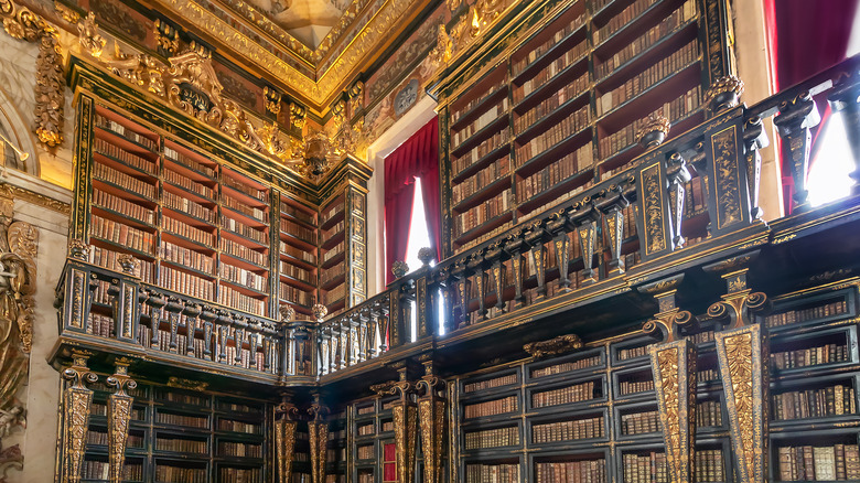 The inside of Biblioteca Joanina.