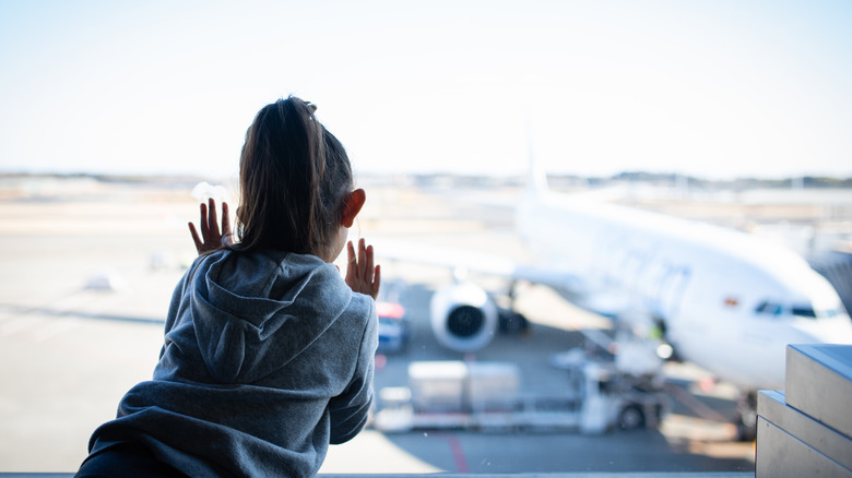 Child sees airplane out window