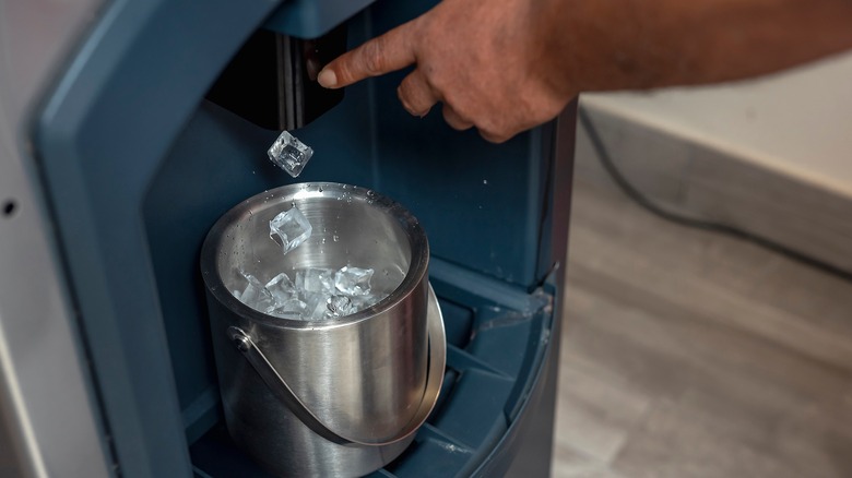 Hand operating ice machine